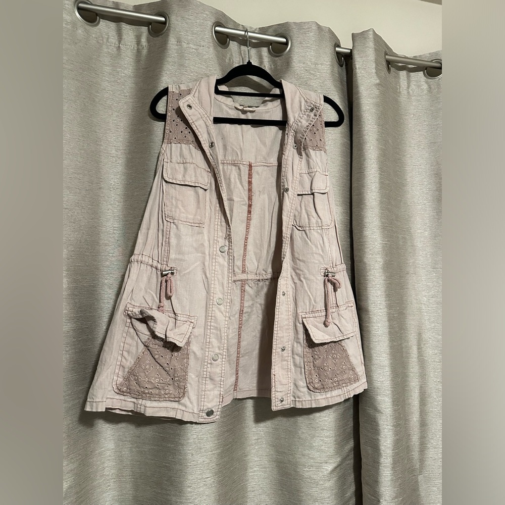 Maurice’s light pink vest